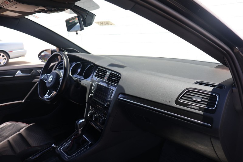 Volkswagen Golf GTI Vehicle Full-screen Gallery Image 19