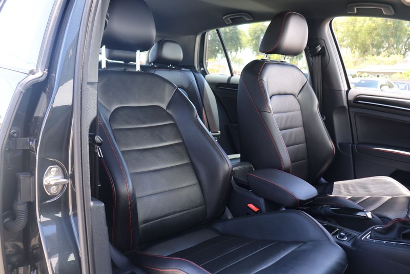 Volkswagen Golf GTI Vehicle Full-screen Gallery Image 20