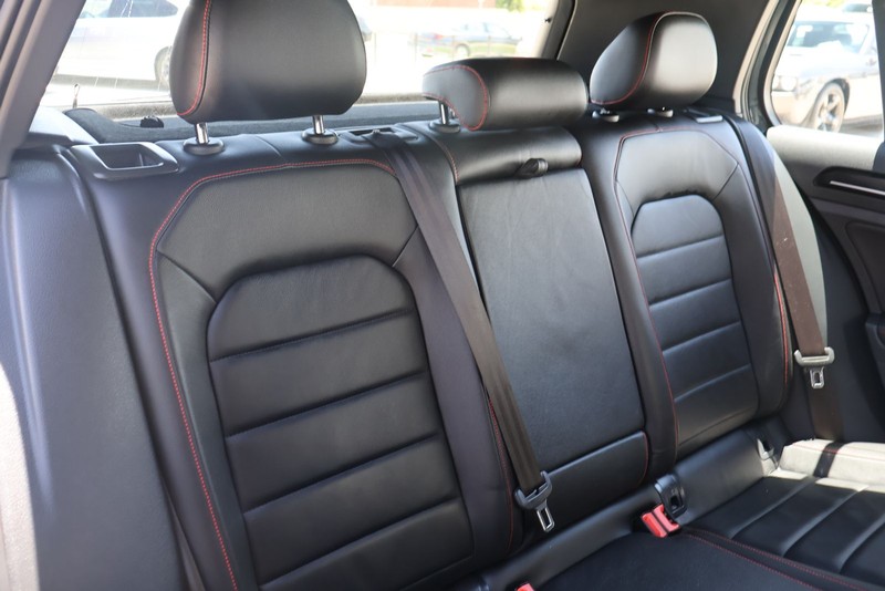 Volkswagen Golf GTI Vehicle Full-screen Gallery Image 21