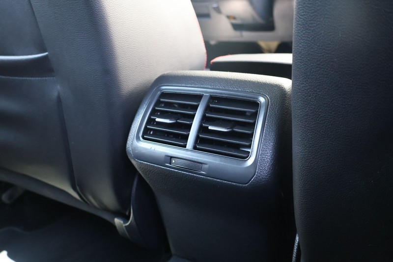 Volkswagen Golf GTI Vehicle Full-screen Gallery Image 22