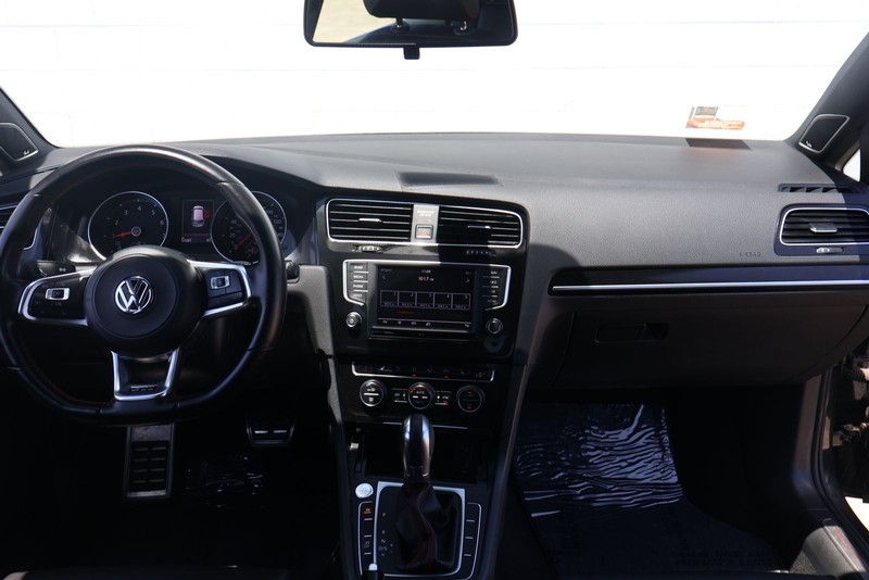 Volkswagen Golf GTI Vehicle Full-screen Gallery Image 23