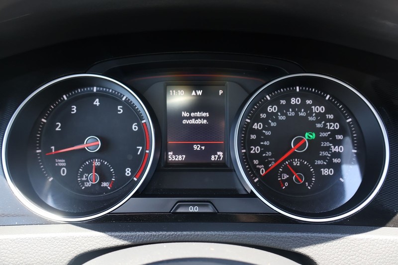 Volkswagen Golf GTI Vehicle Full-screen Gallery Image 24