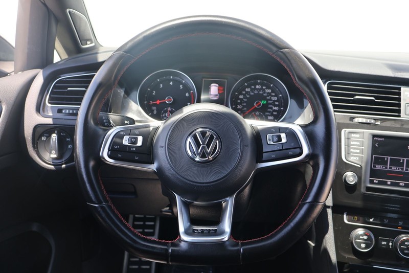 Volkswagen Golf GTI Vehicle Full-screen Gallery Image 25