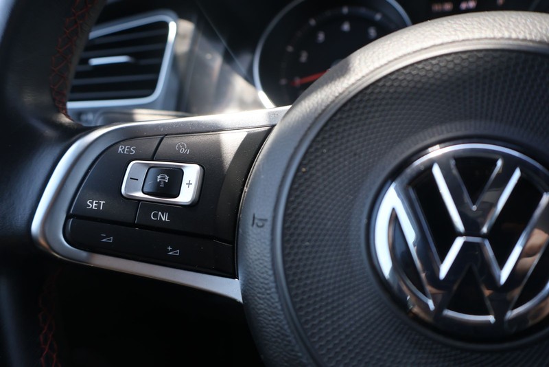 Volkswagen Golf GTI Vehicle Full-screen Gallery Image 26