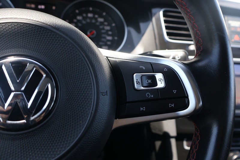 Volkswagen Golf GTI Vehicle Full-screen Gallery Image 27