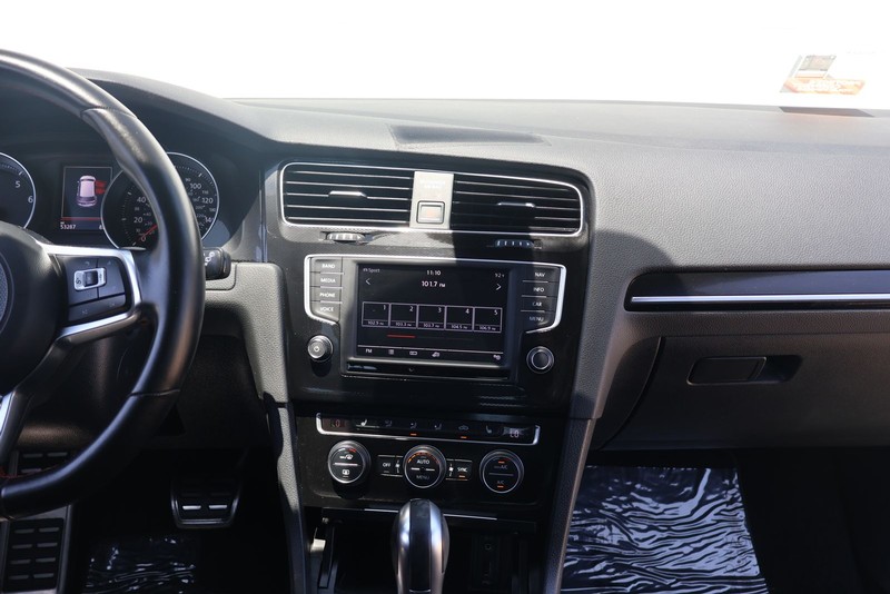 Volkswagen Golf GTI Vehicle Full-screen Gallery Image 28