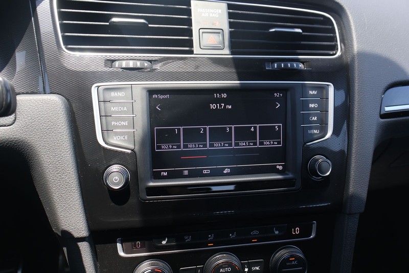 Volkswagen Golf GTI Vehicle Full-screen Gallery Image 29
