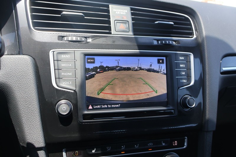 Volkswagen Golf GTI Vehicle Full-screen Gallery Image 30