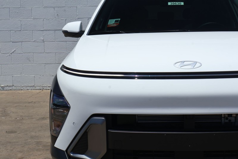 Hyundai Kona Vehicle Full-screen Gallery Image 04