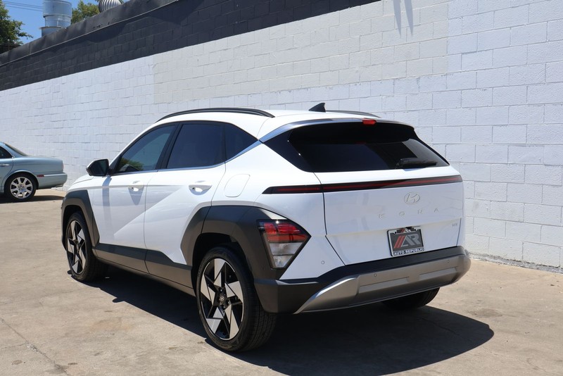 Hyundai Kona Vehicle Full-screen Gallery Image 06