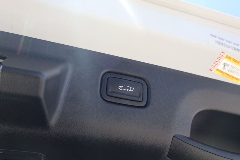 Hyundai Kona Vehicle Full-screen Gallery Image 10
