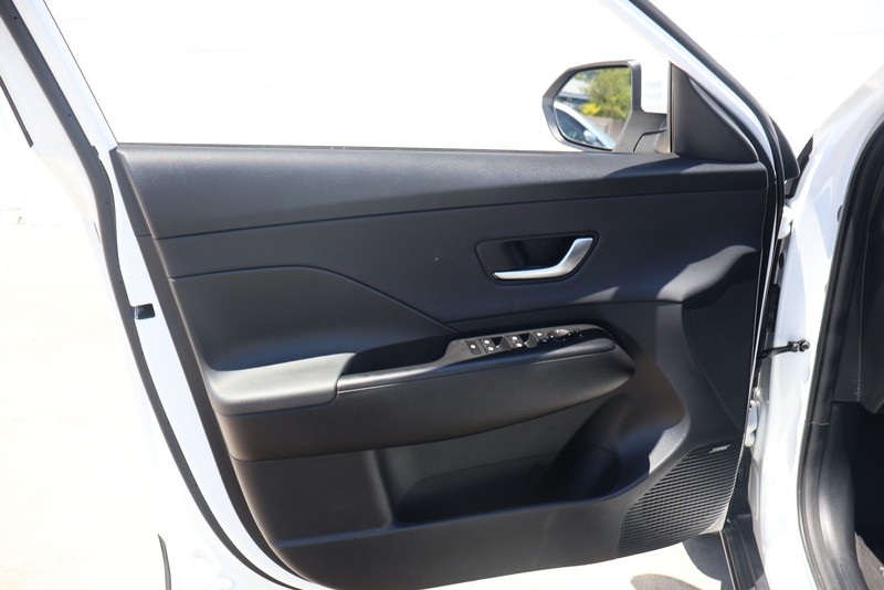 Hyundai Kona Vehicle Full-screen Gallery Image 14