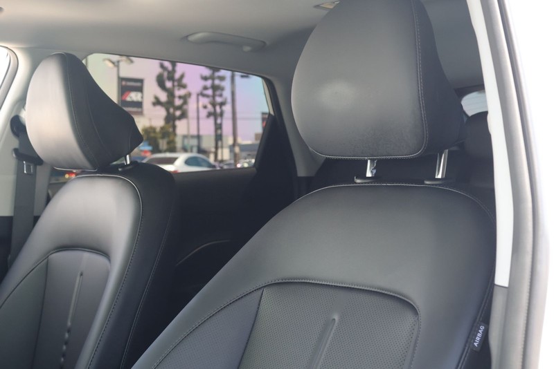 Hyundai Kona Vehicle Full-screen Gallery Image 16