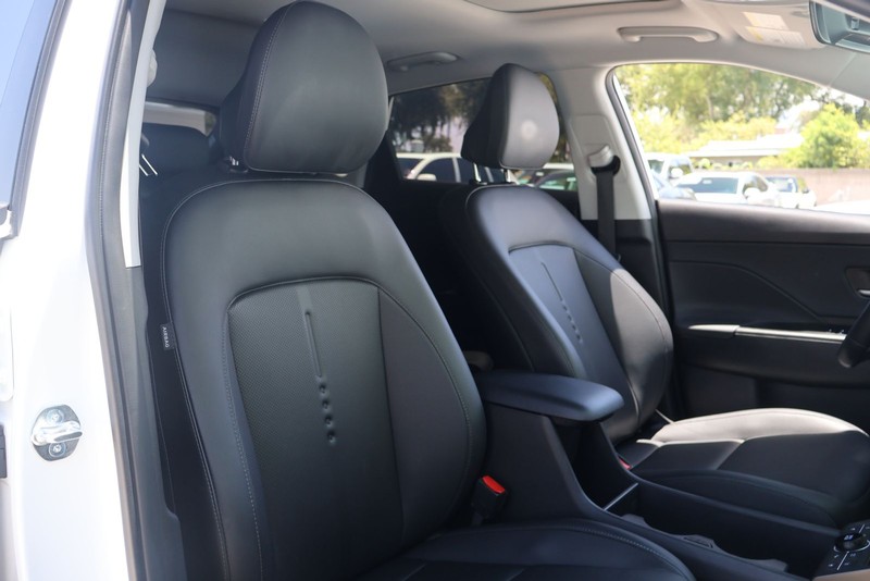 Hyundai Kona Vehicle Full-screen Gallery Image 17