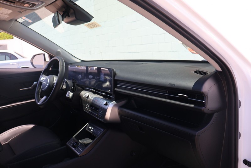 Hyundai Kona Vehicle Full-screen Gallery Image 18