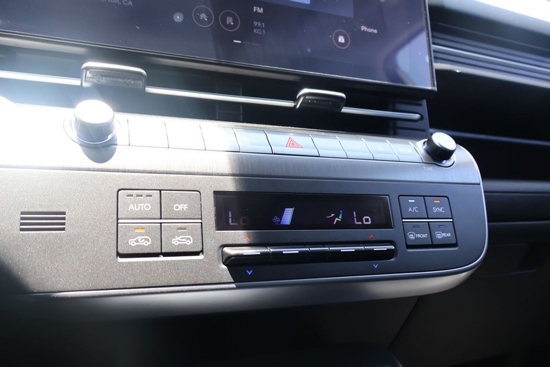 Hyundai Kona Vehicle Full-screen Gallery Image 31