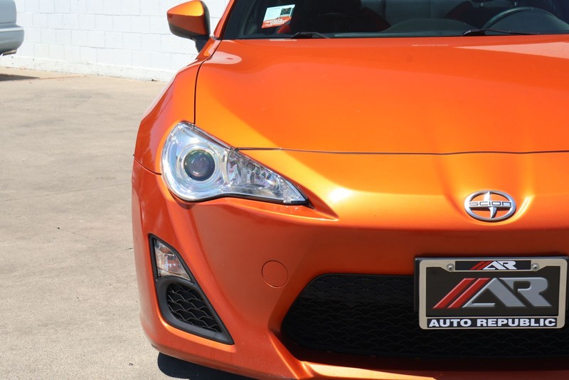 Scion FR-S Vehicle Full-screen Gallery Image 03