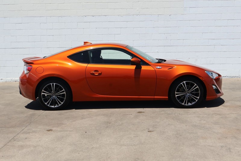 Scion FR-S Vehicle Full-screen Gallery Image 04