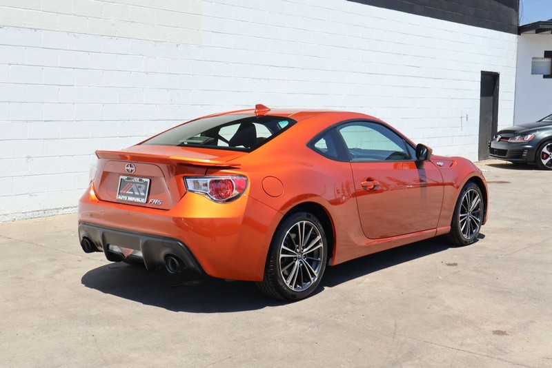 Scion FR-S Vehicle Full-screen Gallery Image 05
