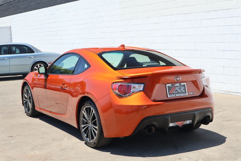 Scion FR-S Vehicle Full-screen Gallery Image 09