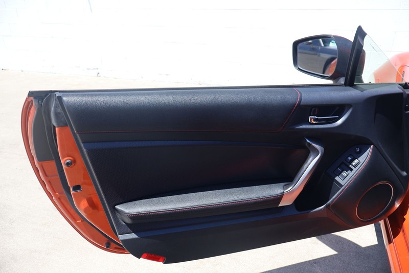 Scion FR-S Vehicle Full-screen Gallery Image 14