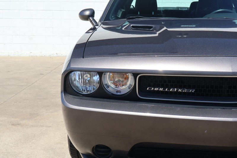 Dodge Challenger Vehicle Full-screen Gallery Image 03