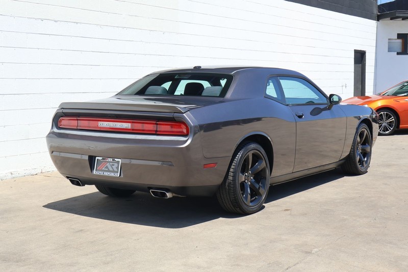 Dodge Challenger Vehicle Full-screen Gallery Image 05