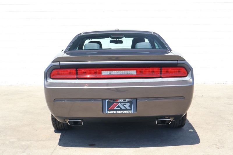 Dodge Challenger Vehicle Full-screen Gallery Image 06