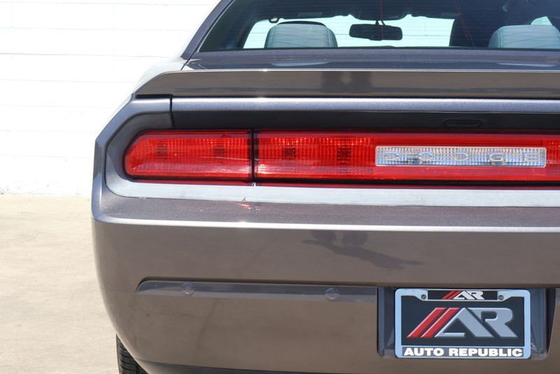 Dodge Challenger Vehicle Full-screen Gallery Image 07