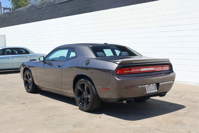 Dodge Challenger Vehicle Full-screen Gallery Image 09