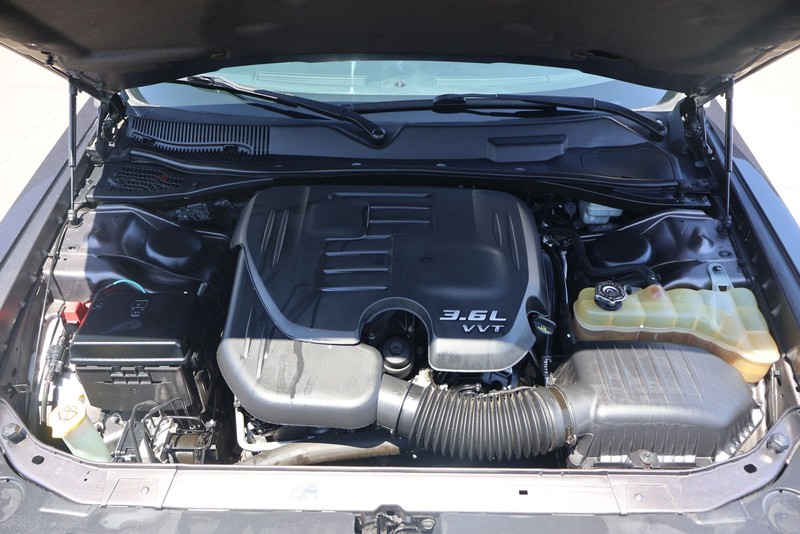 Dodge Challenger Vehicle Full-screen Gallery Image 12