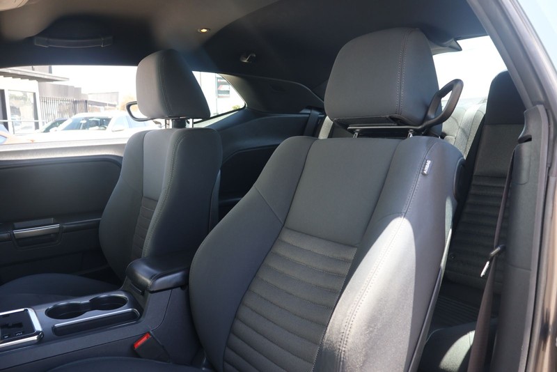 Dodge Challenger Vehicle Full-screen Gallery Image 16