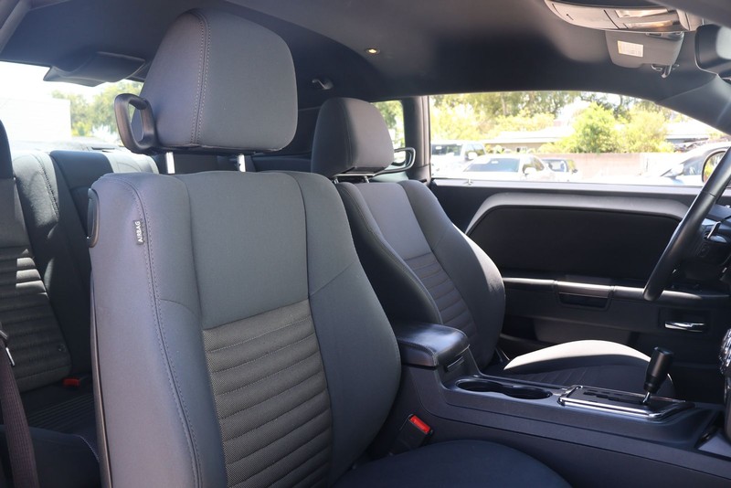 Dodge Challenger Vehicle Full-screen Gallery Image 18