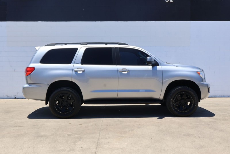 Toyota Sequoia Vehicle Full-screen Gallery Image 04