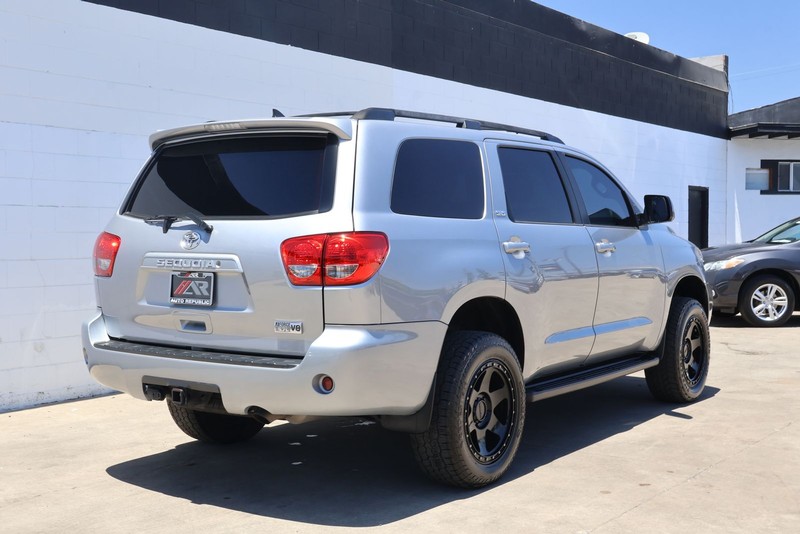 Toyota Sequoia Vehicle Full-screen Gallery Image 05