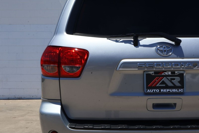 Toyota Sequoia Vehicle Full-screen Gallery Image 07