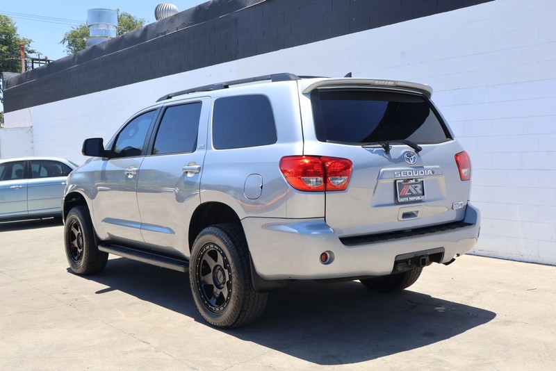 Toyota Sequoia Vehicle Full-screen Gallery Image 09
