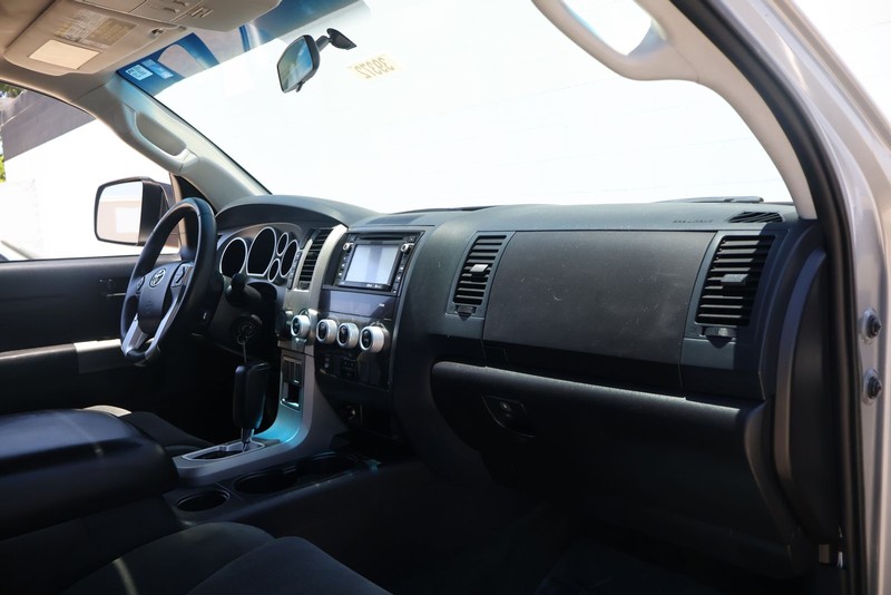 Toyota Sequoia Vehicle Full-screen Gallery Image 18