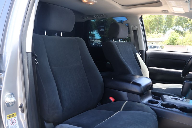 Toyota Sequoia Vehicle Full-screen Gallery Image 19