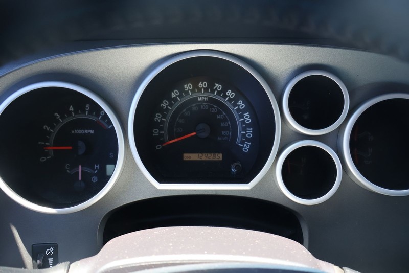 Toyota Sequoia Vehicle Full-screen Gallery Image 24