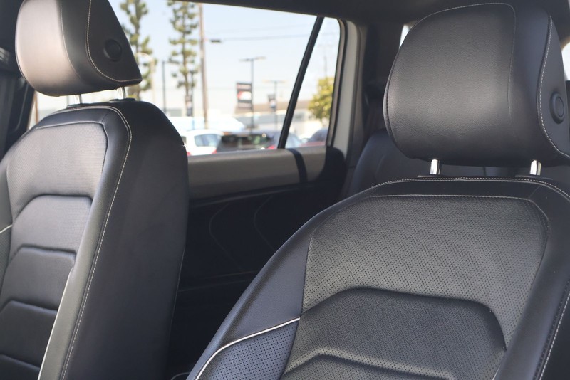 Volkswagen Tiguan Vehicle Full-screen Gallery Image 18