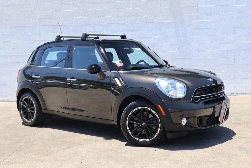 MINI Cooper Countryman Vehicle Full-screen Gallery Image 01
