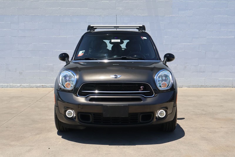 MINI Cooper Countryman Vehicle Full-screen Gallery Image 02
