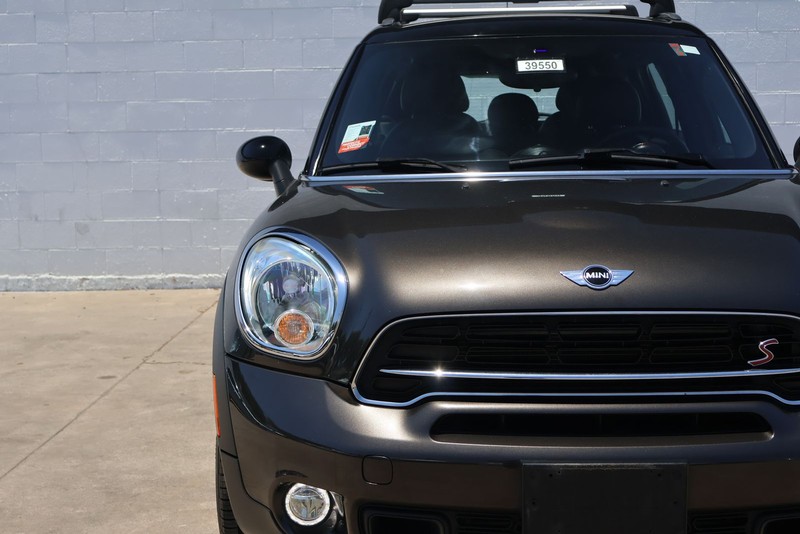 MINI Cooper Countryman Vehicle Full-screen Gallery Image 03