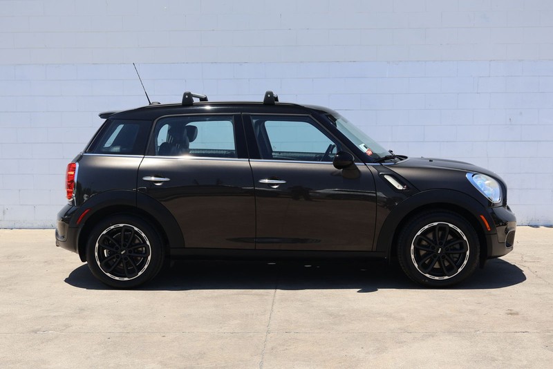 MINI Cooper Countryman Vehicle Full-screen Gallery Image 04