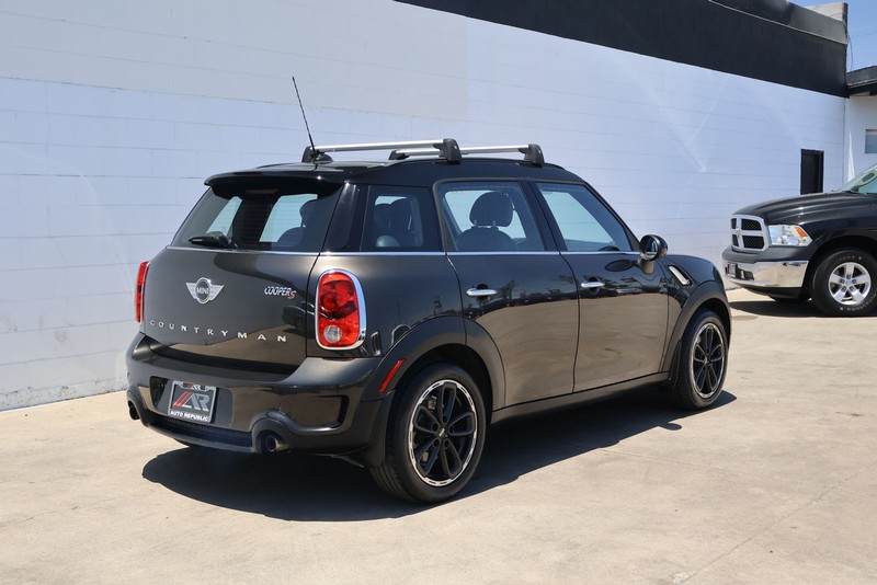 MINI Cooper Countryman Vehicle Full-screen Gallery Image 05