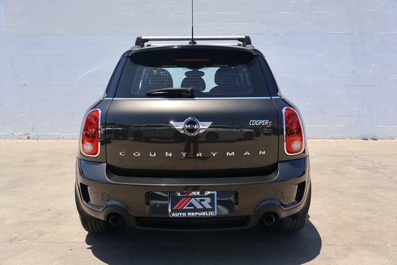 MINI Cooper Countryman Vehicle Full-screen Gallery Image 06