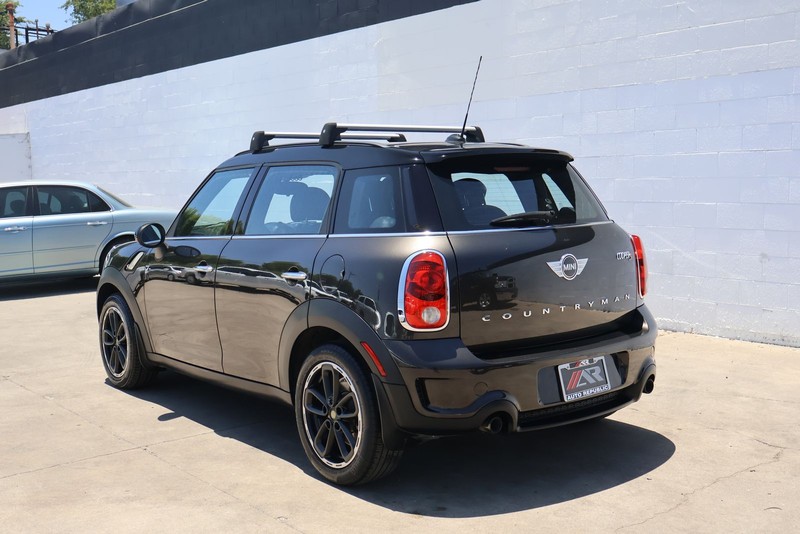 MINI Cooper Countryman Vehicle Full-screen Gallery Image 09