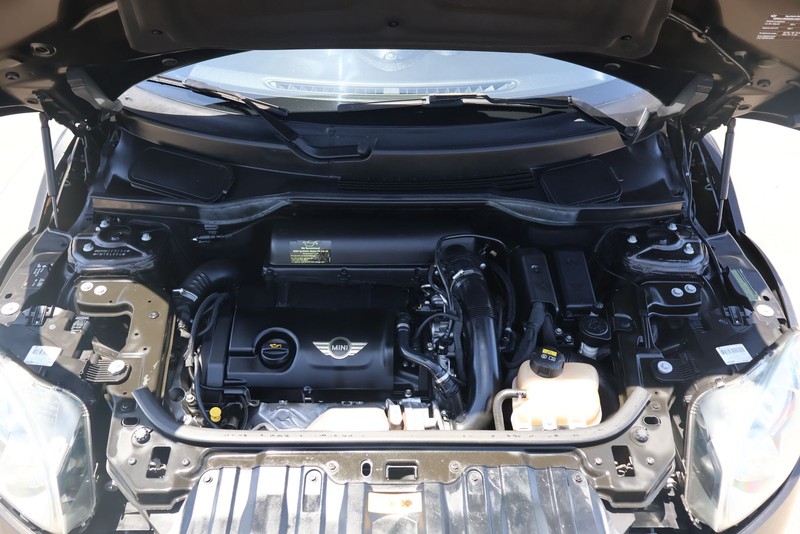 MINI Cooper Countryman Vehicle Full-screen Gallery Image 12