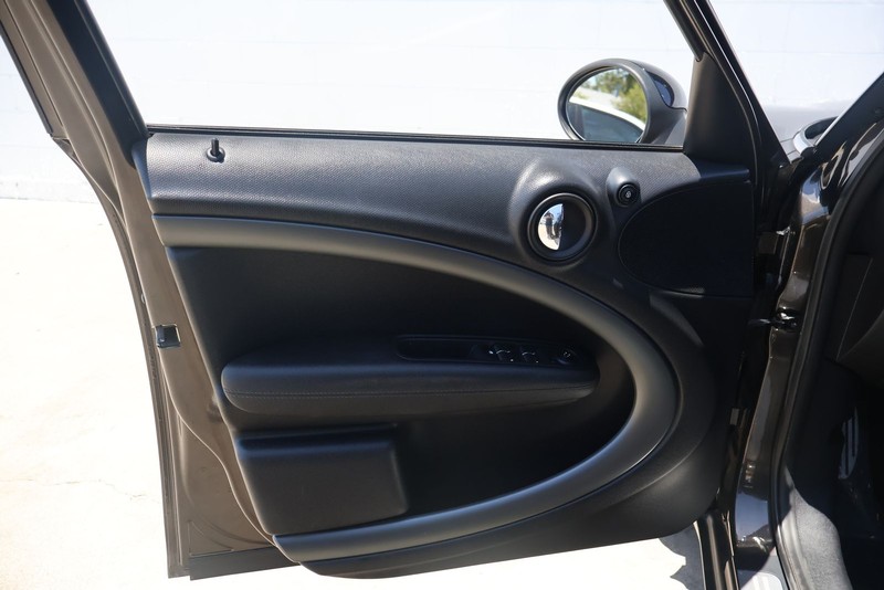 MINI Cooper Countryman Vehicle Full-screen Gallery Image 14